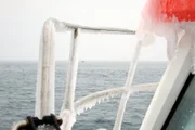 Unterwegs am Polarkreis: Reling im Eismantel auf einem Fischerboot. Scherer und sein NDR-Team bereisen darauf die Küste Islands.