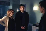 L-R: Scully (Gillian Anderson), Agents Mulder (David Duchovny) und Doggett (Robert Patrick)