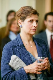 Nur wenig hingerissen lauscht Superintendent Innocent (Rebecca Front) der Lesung des aufstrebenden Fantasy-Autors Dorian Crane.