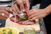 Die Bison-Rib-Eye-Steaks werden mit Pesto gefüllt.