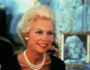 Grace Wheeler Willis (Janet Leigh) will unbedingt ihr Comeback feiern, dafür benötigt sie viel Geld. Von ihrem Mann Henry kann sie nichts erwarten, er will sie nicht unterstützen.