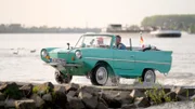 Rein in den Rhein und wieder raus - WDR-Moderatorin Sabine Heinrich umrundet auf einer 1.600 Kilometer langen Tour NRW. Bei Bad Honnef überquert sie den Rhein in einem Amphicar.