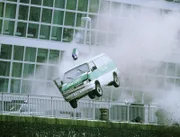Während seiner Flucht hat der Verdächtige Hansen einen Polizeiwagen geklaut und stürzt in ein Hafenbecken.