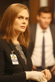Brennan (Emily Deschanel) und Booth (David Boreanaz) setzen alles daran, den Mörder von Sweets zu finden.