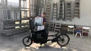 Malermeister Jürgen Vogelsang aus Georgsmarienhütte setzt regelmäßig sein E-Lastenrad ein - er besucht damit Kunden und bringt Material zu seinen Baustellen. Bis zu 250 Kilogramm kann er mit seinem mehrere tausend Euro teurem E-Lastenrad transportieren.