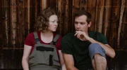 Eva und Jakob grübelnd vor der Scheune.