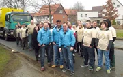 Die drei Trödelexperten Mauro, Sükrü und Otto konnten jede Menge Helfer mobilisieren
