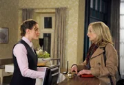 ARD ROTE ROSEN FOLGE 1510, am Dienstag um 14:10 Uhr im ERSTEN. Claudia (Mignon Remè, r.) ist geschockt, als Naomi (Barbara Lanz, l.) ihr erklärt, dass ihre Kreditkarte gesperrt ist und sie das Hotel verlassen muss.