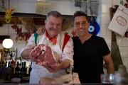 Gino D'Acampo (r.) zeigt eine andere Seite der viel besuchten Region Toskana, die von mittelalterlichem Erbe und kulinarischen Bräuchen geprägt ist.