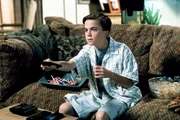 Malcolm (Frankie Muniz) hängt wieder einmal vor dem Fernseher.