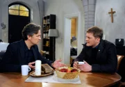ARD ROTE ROSEN FOLGE 1511, am Mittwoch um 14:10 Uhr im ERSTEN. Sönke (Bo Hansen, r.) tut sich schwer zu glauben, dass seine Mutter absichtlich Jans (Timothy Peach, r.) und Veras Glück torpediert.