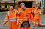ARD Degeto DIE DREI VON DER MÜLLABFUHR - BABY AN BORD, am Freitag um 20:15 Uhr und um 01:20 Uhr im ERSTEN. Werner (Uwe Ochsenknecht), Tarik (Daniel Rodic, li.), Ralle (Jörn Hentschel, hinten) und Straßenreiniger Udo (Denis Golme, re.) kommen den „falschen Müllmännern“ auf die Spur.