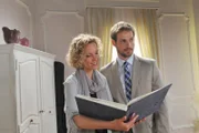 Natascha (Melanie Wiegmann, l.); Leonard (Christian Feist, r.)