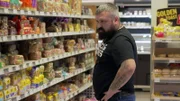 Security-Mann Ibo bemerkt einen Diebstahl an Sophies Kasse und greift sofort ein.