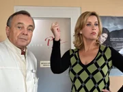 Sarah (Alexa Maria Surholt) signalisiert Pia, dass sie nur mit dem Finger schnippen brauche und schon hätte sie ein Dutzend Bewerber für den Friseursalon. Prof. Simoni (Dieter Bellmann) wundert sich mal wieder über die Taktlosigkeit der Verwaltungschefin.