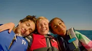 Noch können Sebbe (Mathias G. Tiedemann, links), Theo (Herman Nysaether Grinde, Mitte) und Nura (India Dee Kvangarsnes, rechts) ihre Bootsfahrt genießen.