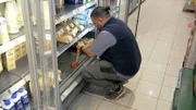 Chaos bei den Molkereiprodukten: Das Wasser läuft in den Kühlregalen über - Apo muss den Pömpel schwingen. Ob das gut geht?