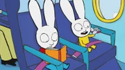 Die Flugzeit überbrücken Simon (l.) und Franz (r.) mit Lesen und Spielen.