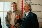 (v.li.): Götz Kauffmann (Rudi Gneisser), Peter Uray (Bezirksvorsteher).
