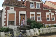 Annedore Knaack und Ina Schwarz vor ihrem Elternhaus in Blandikow, Heiligengrabe. Nachdem ihre Mutter im Sommer verstarb, haben die Schwestern das große Haus nach und nach beräumt. Inzwischen steht es zum Verkauf.