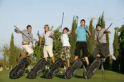 Die Jungs-WG: Charlie, Alex, Jonas, Johannes und Danny beim Golfspielen.