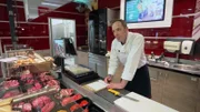 Daniel an der Fleischtheke, wo er auch gerne eigene Rezepte für die Kundschaft auslegt