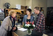Erika (Madeleine Lierck-Wien, l.) und Robin (Niklas Osterloh, r.) machen Ariane (Alexandra Horn, M.) Mut, das Schicksal ihrer Schusterwerkstatt selbst in die Hand zu nehmen.