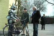 Flori stellt fest, wie unpraktisch eine Ritterrüstung sein kann. Von links: Florian Brunner (Tommy Schwimmer), Xaver (Michael Schreiner), Martin Kirchleitner (Hermann Giefer) und Lorenz Schattenhofer (Werner Rom).