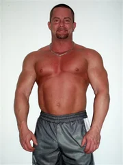 Markus ist ein Urgestein der internationalen Pornoszene. Der 36-Jährige ist gelernter Fleischer, Koch und hat eine Ausbildung zum Fitnesstrainer. Heute ist der gebürtige Österreicher einer der begehrtesten internationalen Pornostars und für seine Professionalität in diesem harten Business hoch geschätzt.