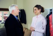 ARD ROTE ROSEN FOLGE 1510, am Dienstag um 14:10 Uhr im ERSTEN. Naomi (Barbara Lanz, r.) bringt Thomas (Gerry Hungbauer, l.) feinfühlig bei, dass sie nur freundschaftliche Gefühle für ihn hegt.