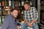 Paul (Niklas Osterloh, r.) kann sich nicht erklären, warum Erik (Patrick Heinrich) derart neben der Spur ist.