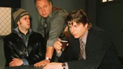 Kriminalhauptkommissar Kehler (Wolfgang Bathke, M.) und Kriminalkommissar Wolniak (Uwe Fellensiek, r.) verhören den Drogendealer Fischbeck (Oliver Korittke).