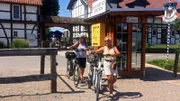 Der Weserradweg ist der beliebteste Radwanderweg Deutschlands - und wird auch von Pedelec-Fahrern immer häufiger genutzt. Mehrere Ladestationen auf der Strecke sorgen dafür, dass Pedelec-Reisende ohne Sorgen vom Weserbergland bis an die Nordsee fahren können.