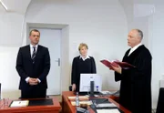ARD ROTE ROSEN FOLGE 1513, am Freitag um 14:10 Uhr im ERSTEN. Torben (Joachim Kretzer, l.) ist fassungslos, als der Richter (Hardy Rudolz, r. mit Komparsin, M.) ihn wegen Untreue schuldig spricht.
