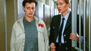 Eva (Karen Böhne, re.) öffnet Melanie (Sigrid M. Schnückel) und Walter das Tor zur Krankenstation; sie weiss, dass die beiden noch eine Rechnung mit Dr. Stein offen haben...