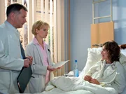 Dr. Heilmann (Thomas Rühmann, links) und Dr. Globisch (Andrea Kathrin Loewig, Mitte) haben die Ursache für die erhöhte Temperatur bei Caroline Kühn (Margit Sartorius) gefunden. Es handelt sich um die für Schwangere gefährliche Infektionskrankheit "Listeriose".
