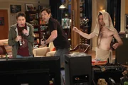 Als Sheldon (Jim Parsons, r.) feststellt, dass nicht er der Mittelpunkt der Freunde ist, sondern Leonard (Johnny Galecki, l.), sucht er sich neue Freunde. Doch wird er die in Kripke (John Ross Bowie, l.), Zack (Brian Thomas Smith, M.) und Stuart (Kevin Sussman, r.) finden?; Als Sheldon (Jim Parsons, r.) feststellt, dass nicht er der Mittelpunkt der Freunde ist, sondern Leonard (Johnny Galecki, l.), sucht er sich neue Freunde. Doch wird er die in Kripke (John Ross Bowie, l.), Zack (Brian Thomas Smith, M.) und Stuart (Kevin Sussman, r.) finden?