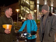 Nach einem gemeinsamen Kinobesuch wollen Roland (Thomas Rühmann, links) und Martin (Bernhard Bettermann, rechts) Kathrin (Andrea Kathrin Loewig, Mitte) nach Hause fahren. Doch Kathrin hat die Regenjacke schon übergezogen und schwingt sich auf ihr Rad.
