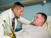 Uwe Helmich (Thomas Lawinky, re.) sieht mit der Krebsdiagnose keinen Sinn mehr in seinem Leben. Als Dr. Kaminski (Udo Schenk, li.) operieren will, findet er ihn betrunken vor und muss die Operation verschieben.