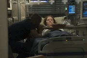 April (Sarah Drew, r.) hatte einen schweren Unfall und wird ohne Vitalzeichen und völlig unterkühlt ins Grey Sloan Memorial eingeliefert. Können ihre Kollegen sie noch retten?