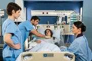 Niklas und Theresa schauen nach der OP nach Theresas Halbschwester Alexa; ihr geht es so weit gut. Theresas Mutter sitzt am Krankenbett. V.l.n.r. Dr. Theresa Koshka (Katharina Nesytowa), Dr. Niklas Ahrend (Roy Peter Link), Alexa Roth (Jamie Bick), Natascha Roth (Bettina Engelhardt).