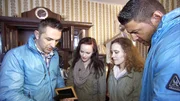 Die Trödelprofis Mauro Corradino und Sükrü Pehlivan machen gemeinsam mit Gloria und Lisa einen Rundgang durch das Haus, das vollgestopft ist mit Trödel und Müll