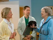 Liselotte Günther (Gerlinde Locker, links) und Doris Klump (Ilse Strambowski) wollen Ingeborg Riegel im Nebenzimmer besuchen. Dr. Kaminski (Udo Schenk) lässt nach anfänglichem Zögern die Damen gewähren.