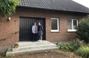 Anne Kriesel und ihre Mutter Marie Muckel vor dem Elternhaus in Paderborn. Heute wird Anne das letzte Mal durch die leeren Räume gehen und sich vom Ort ihrer Jugend verabschieden.