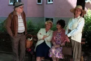 (v.li.): Walter Langer (Herr Kudrnac), Marianne Mendt (Schimek Gitti), Brigitte Swoboda (Koziber), Ellen Umlauf (Frau Kaiser).