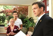 ARD STURM DER LIEBE FOLGE 1355, am Donnerstag (18.08.11) um 15:10 Uhr im ERSTEN. Die Stimmung zwischen den Heinemanns (Judith Hildebrandt, l., und Florian Stadler, M.) und Xaver (Jan van Weyde, r.) ist nach der Pleite mit der Steuersünder-CD angespannt.