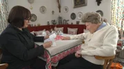 Betreuerin Jeanette Student (l.) erledigt für Luise Gräf (95) ehrenamtlich Behördensachen.