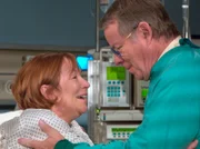 In der Klinik bekommt Martha Kunze (Brigitte Böttrich) Besuch von ihrer großen Liebe Georg Mildenstein (Michael Hinz), mit dem sie das erste Mal nach über 30 Jahren verabredet war. Als er in der Klinik erscheint, ist die Freude groß und die Liebe geblieben. Doch Martha konfrontiert ihn mit der schockierenden Nachricht, dass er der Vater ihrer Tochter ist.