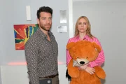 Zoe (Lara Dandelion Seibert) und Carlos (Patrick Fernandez) müssen erkennen, dass John erhebliches Interesse an Clara hat.