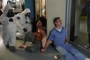 Carol Wilson (Meredith Eaton, l.); Kasie Hines (Diona Reasonover, 3.v.l.); Dr. Jimmy Palmer (Brian Dietzen, r.)